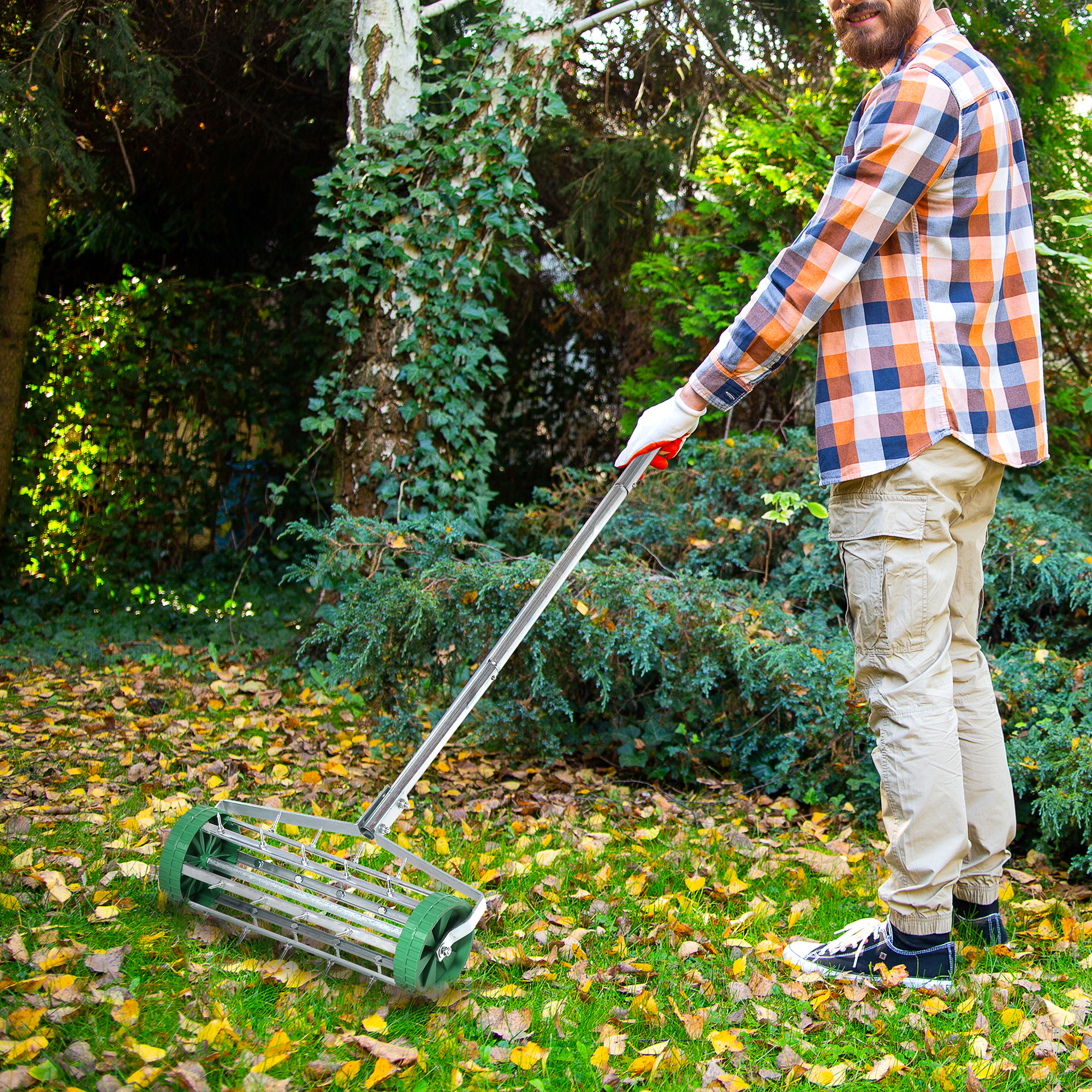 Rasenlüfter Grifflänge einstellbar Handvertikutierer Rasenbelüften Stachelwalze Rasen rollender Rasenlüfter pflegen Garten verzinktes Rohr Grün+Silber 139 x 43,5 x 15 cm