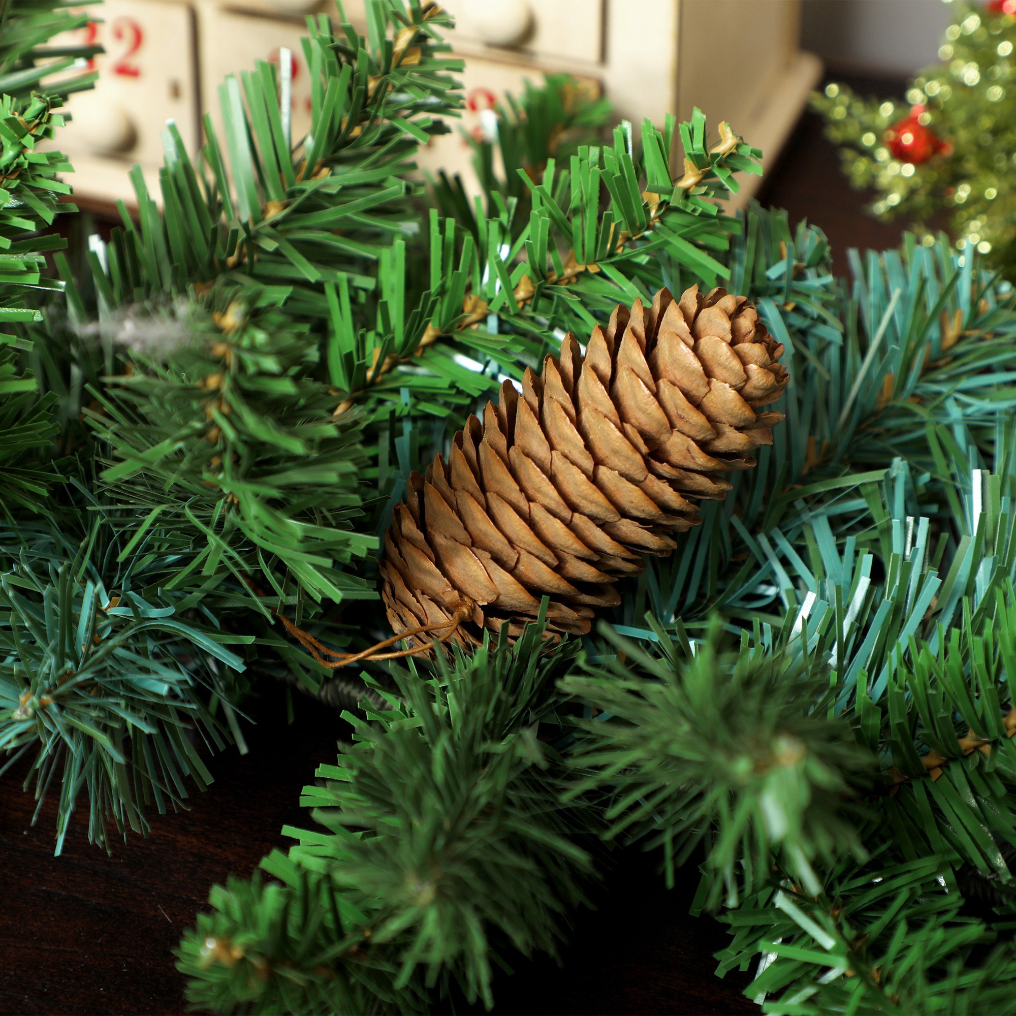 1,8 m künstliche Weihnachtsgirlande Blumendekoration mit 162 Spitzen 8 Tannenzapfen Grün