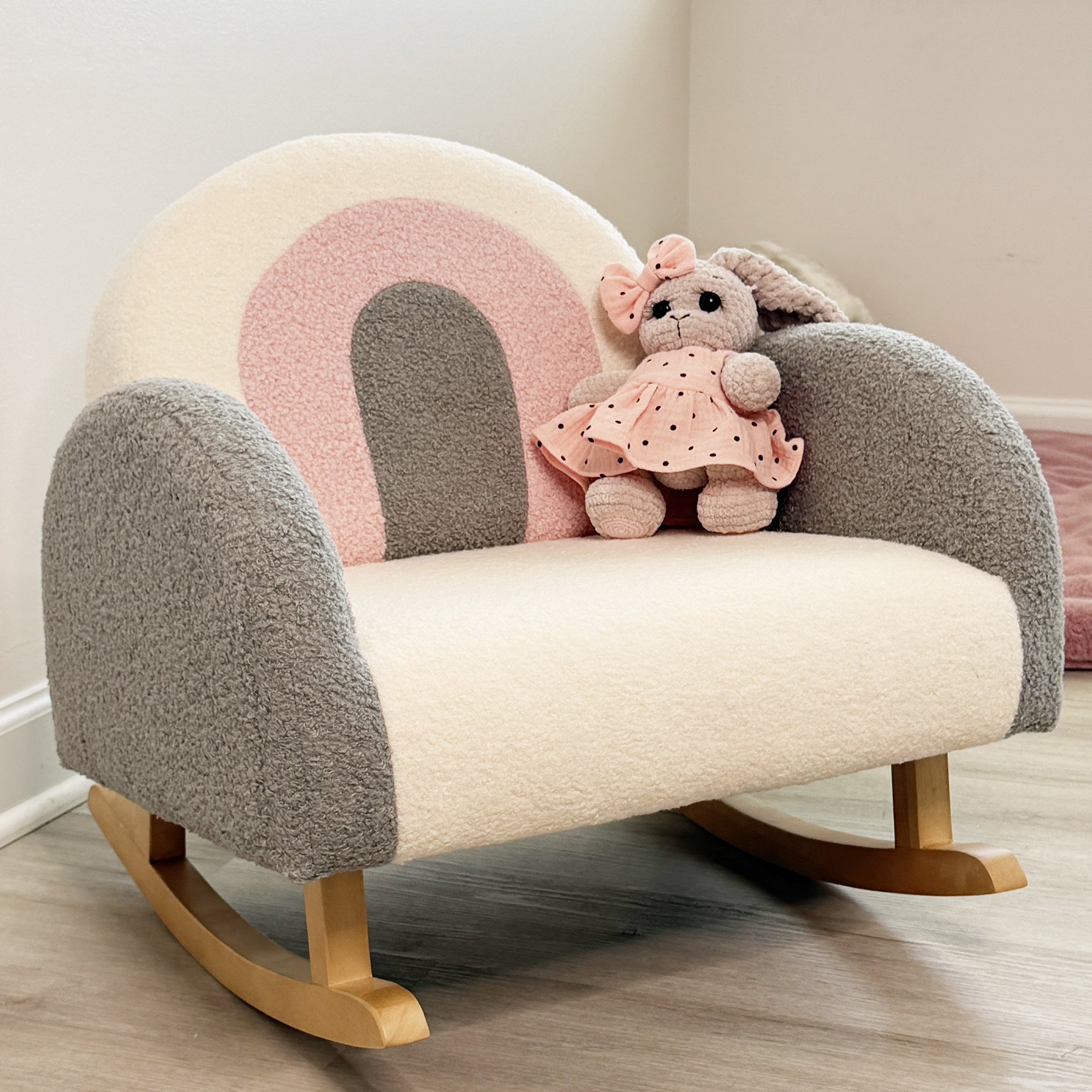 Schaukelstuhl für Kleinkinder, niedliches Design, Schaffell-Imitat, Eukalyptusholz, 50 x 45 x 44cm, grau+rosa+creme