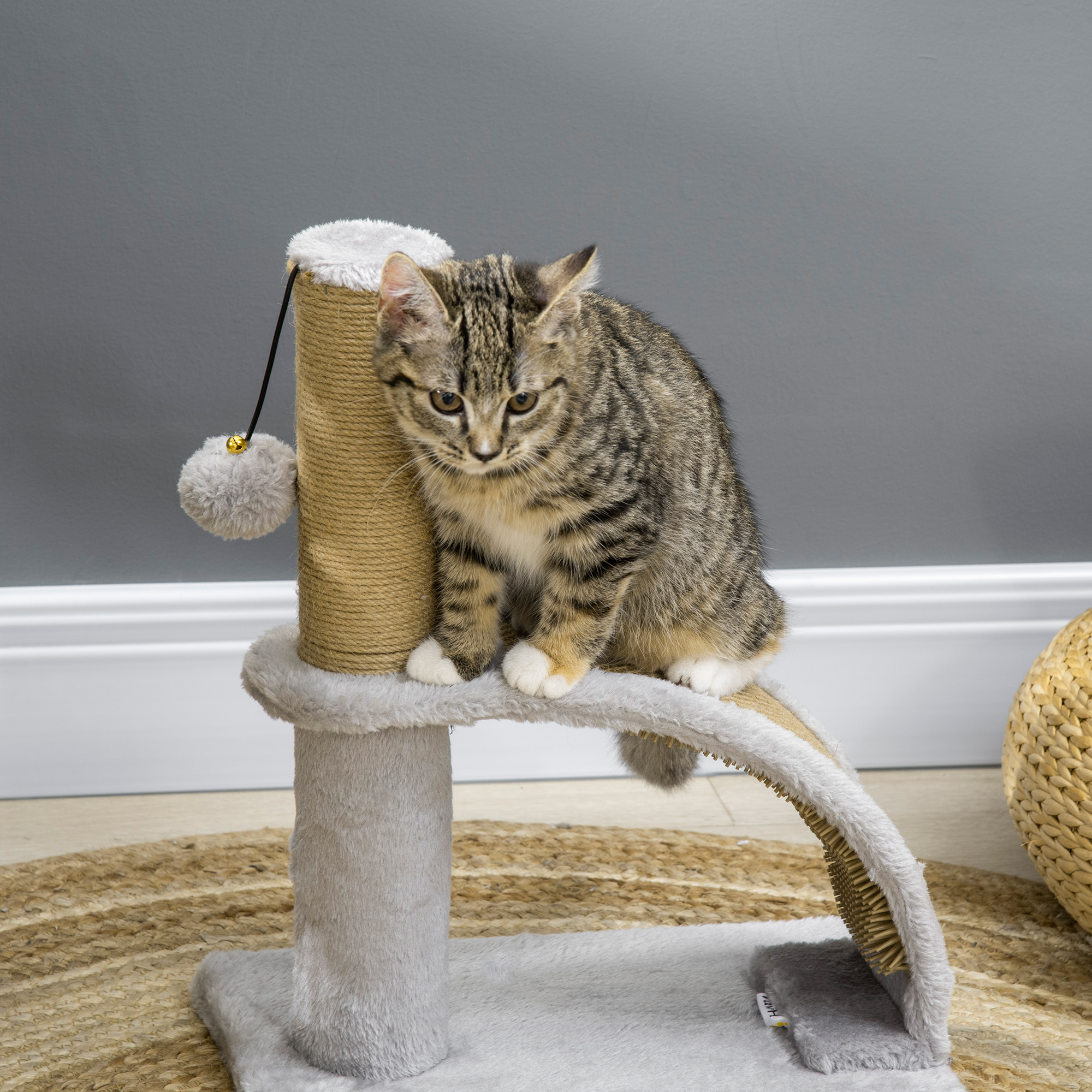 Katzenkratzbaum, Jutebespannung, hängende Kugel mit Glocke, Kratzbrett, 34L x 24B x 43H cm, Grau