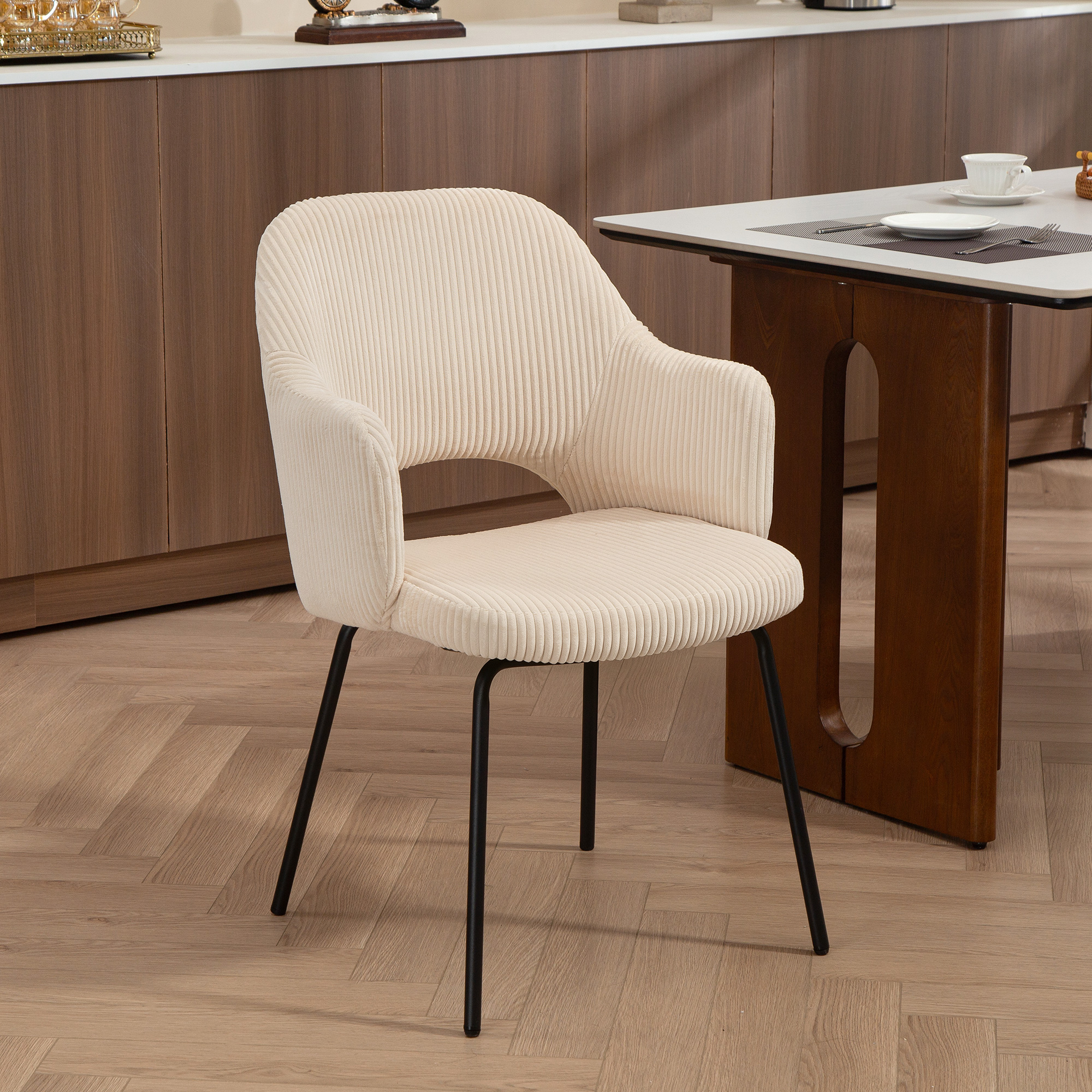 Esszimmerstuhl, Cordbezug, Schalenform, Metallbeine, Fußpolster, Beige