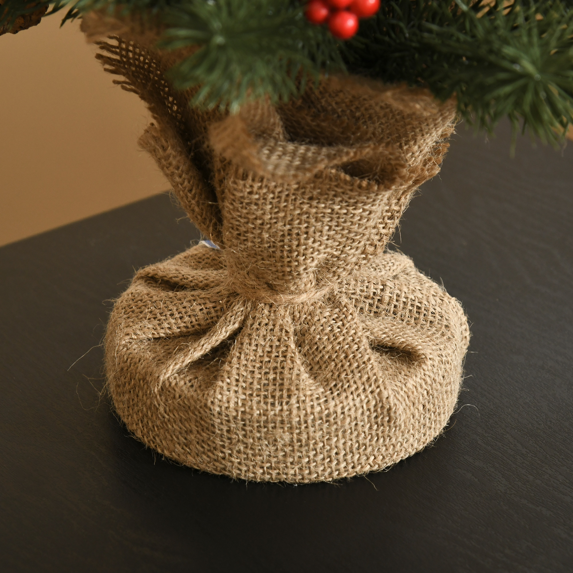Mini-Weihnachtsbaum Weihnachtsdekoration, inkl. Schmuck, rote Beeren, 50 cm hoch, inkl. Zementsockel, Grün + Mehrfarbig