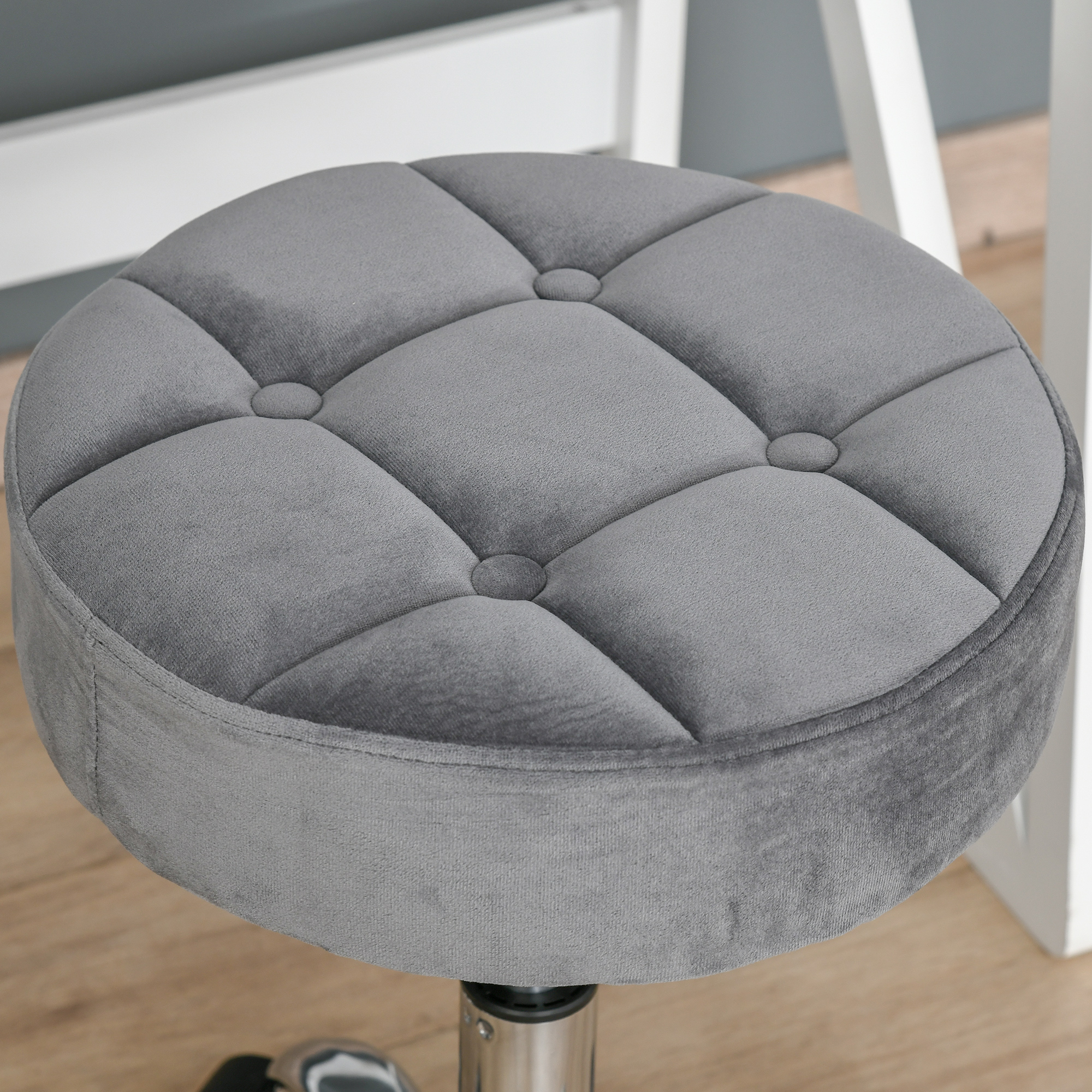 Salonstuhl mit Rädern Rollhocker höhenverstellbar drehbar Salon Hocker Samt-Touch Schaumstoff Chrom-Basis Hellgrau 35 x 35 x 49-61 cm