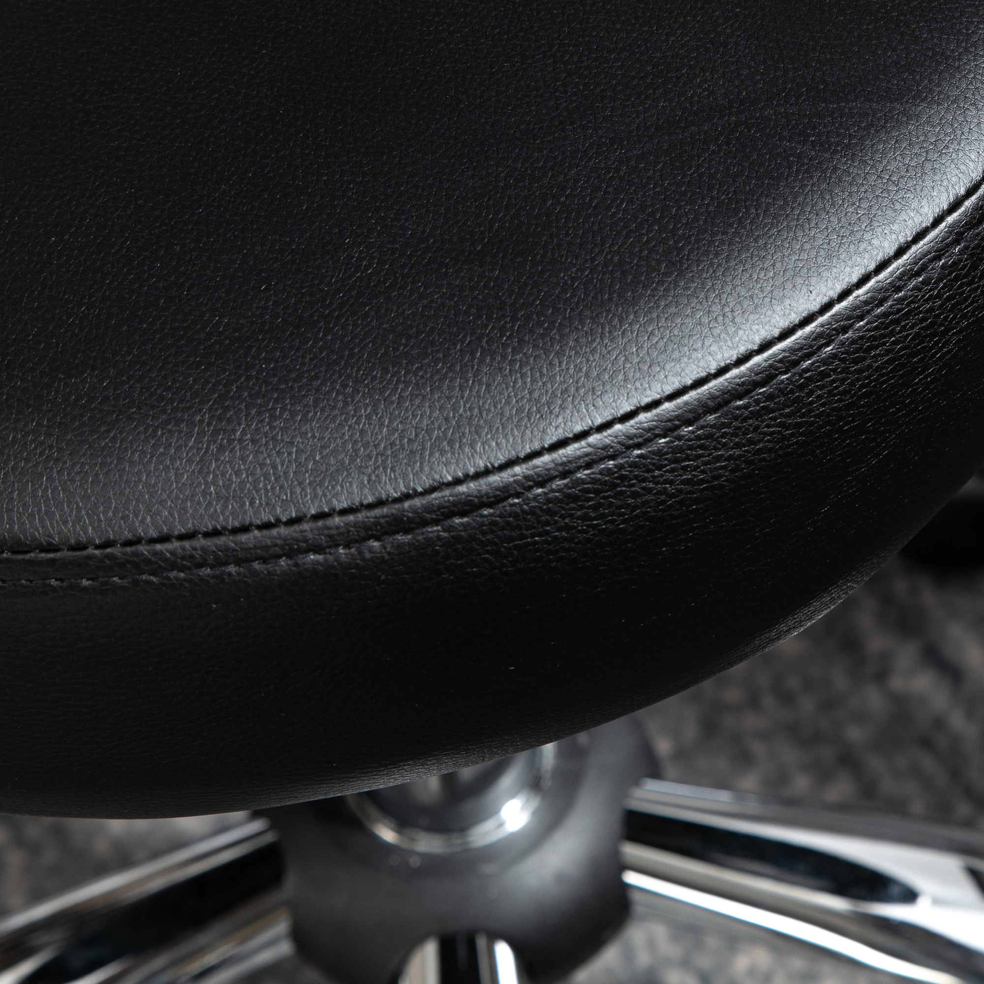 Salonhocker in Lederoptik, höhenverstellbar, bis 120 kg, Stahlgestell, Schwarz