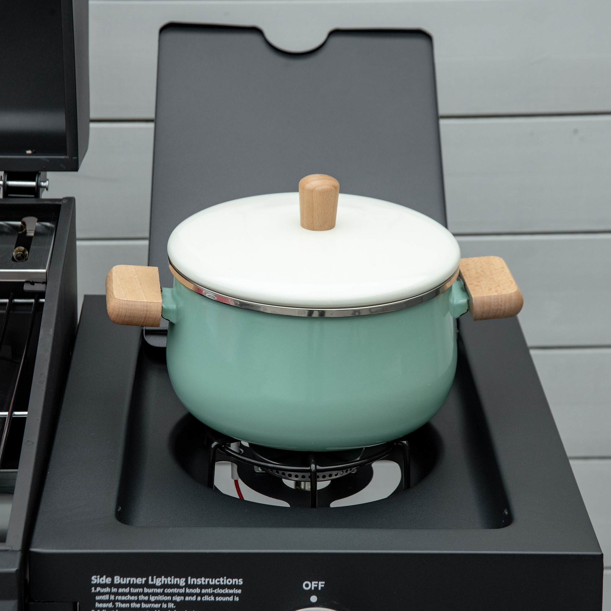 Gasgrill BBQ mit 3 Brennern je 3 kw mobiler Grillwagen mit 4 Rädern Grillnetz Seitentischen Druckminderer Schläuche Schrank Multifunktion Metall Schwarz 132,4cm x 55cm x 109cm