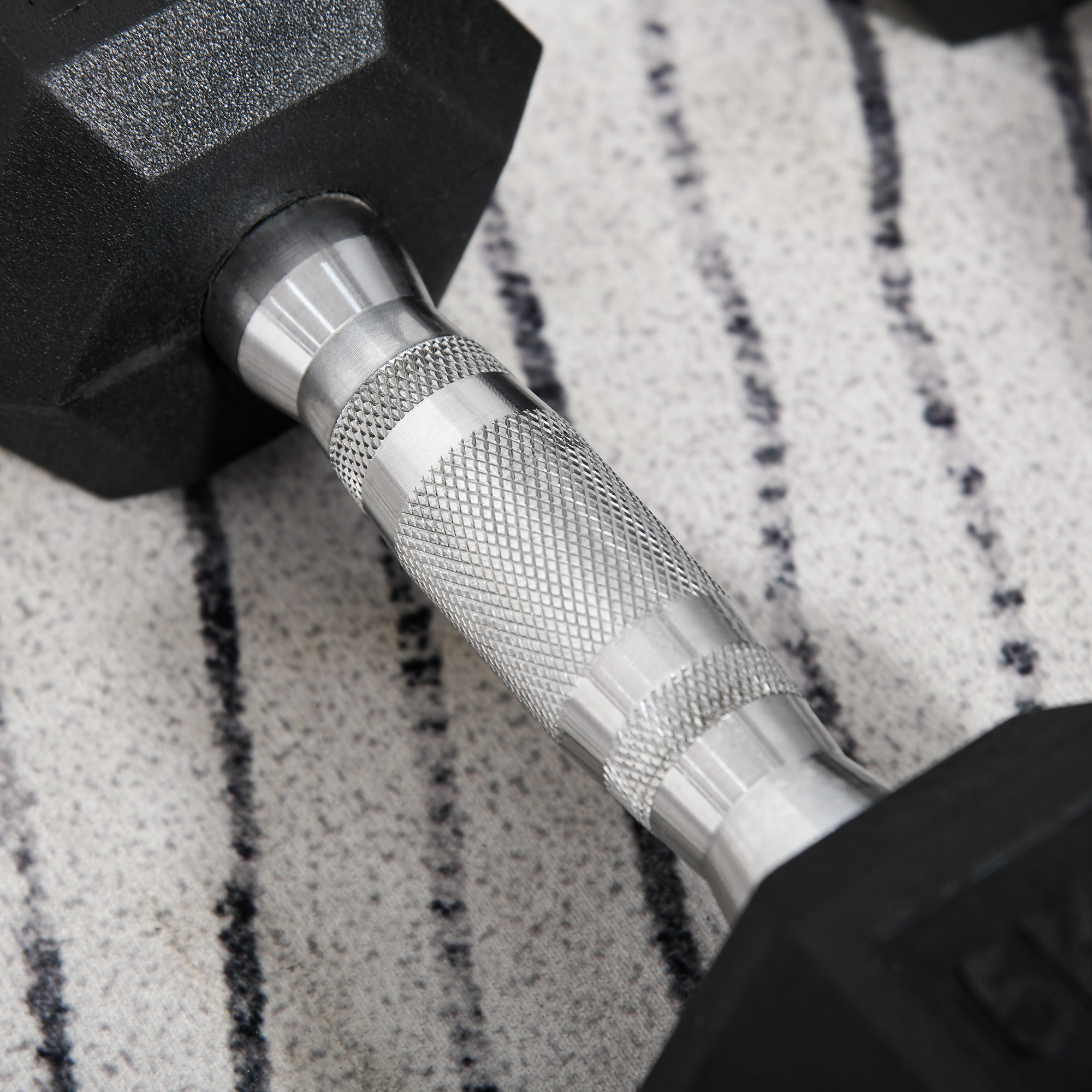 Hexagon Hanteln, 2er Set Hanteln mit gerändeltem Griff, Kurzhantelset aus Gusseisen, 2 x 5 kg, Kurzhanteln für Männer Frauen, Zuhause, Fitnessstudio, Krafttraining