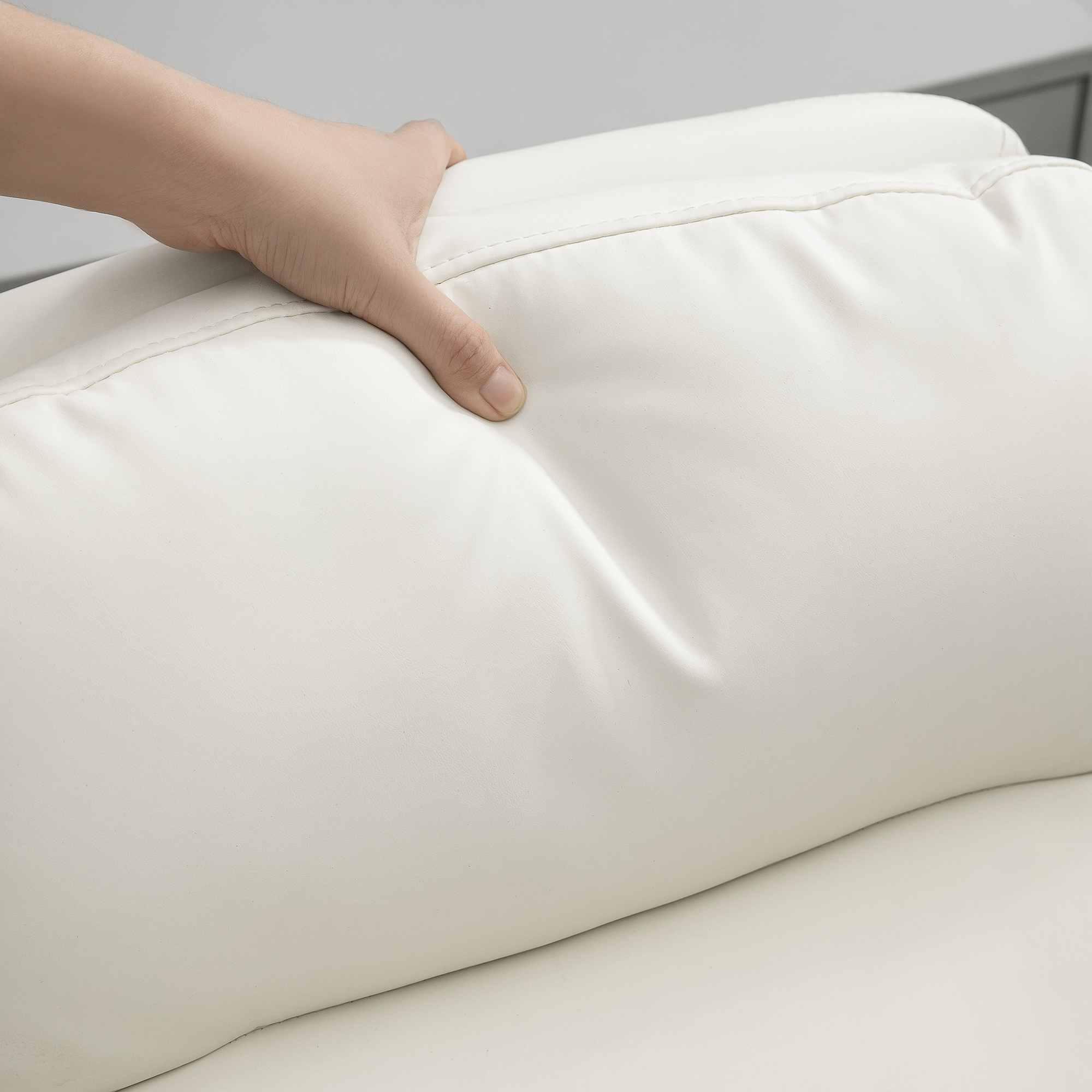 Höhenverstellbarer Schreibtischstuhl mit weichem Kissen und Kunstleder-Bezug, flexiblen Rädern und Kippfunktion, Weiß