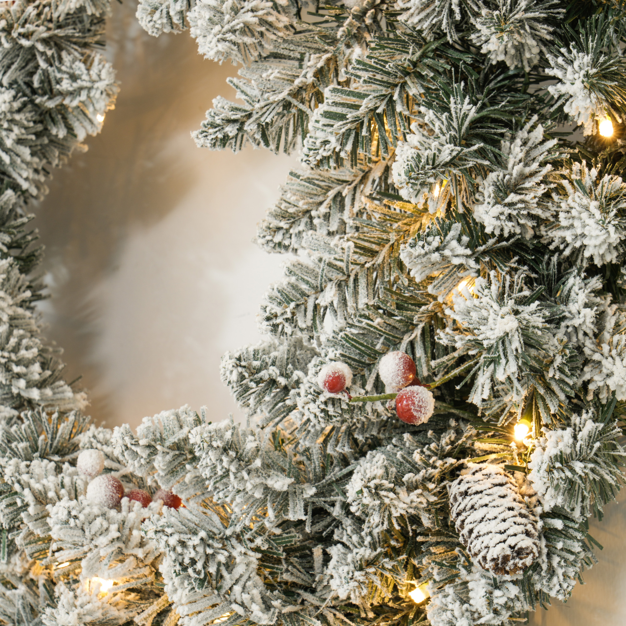 Weihnachtskranz mit LED-Beleuchtung, roten Beeren, realistisches Aussehen, Ø60 x 10 cm, Grün