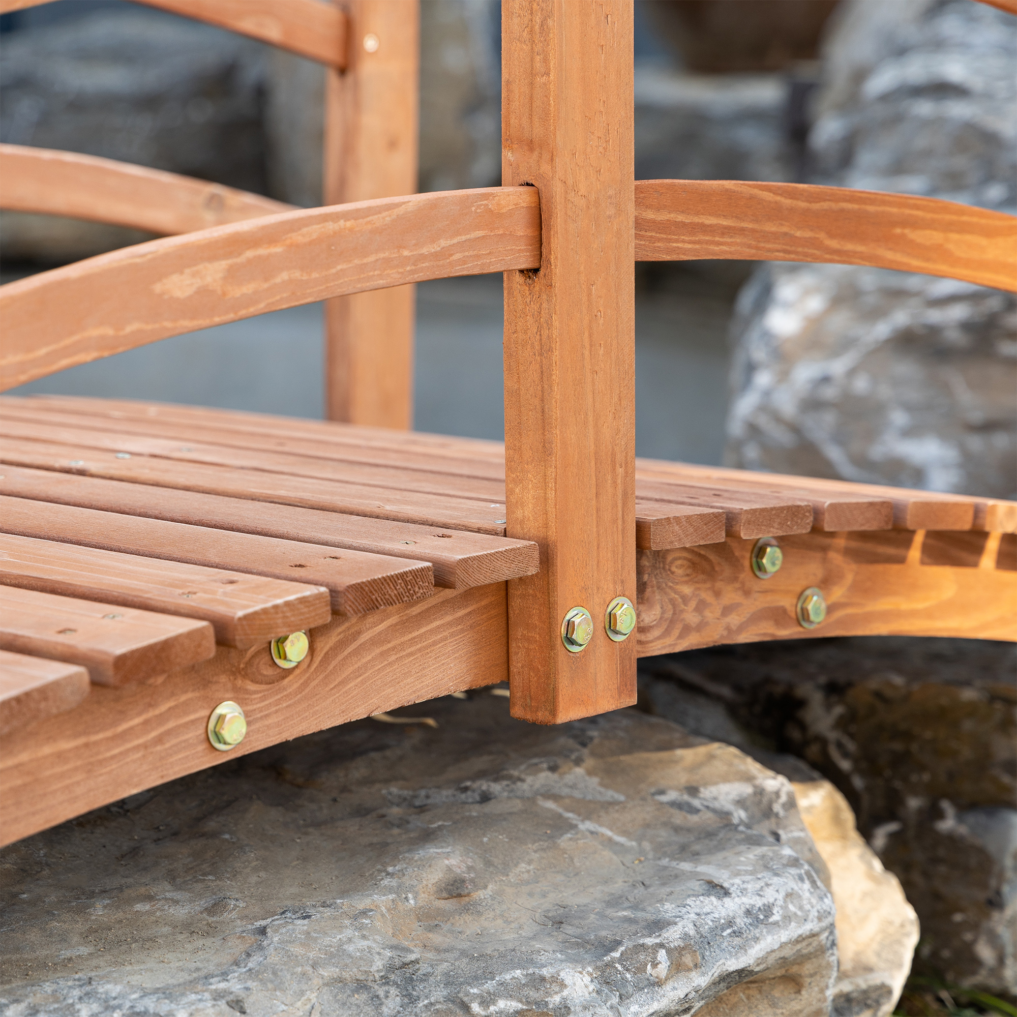 outsunny-gartenbrucke-1-85-m-holzbrucke-begehbar-holzsteg-teichbrucke-zierbrucke-mit-gelander-bis-200-kg-massivholz~844-451V01