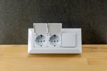 3-fach Steckdosenblock, weiß, 250V~/ 16A, Aufbaumontage mit Klappen