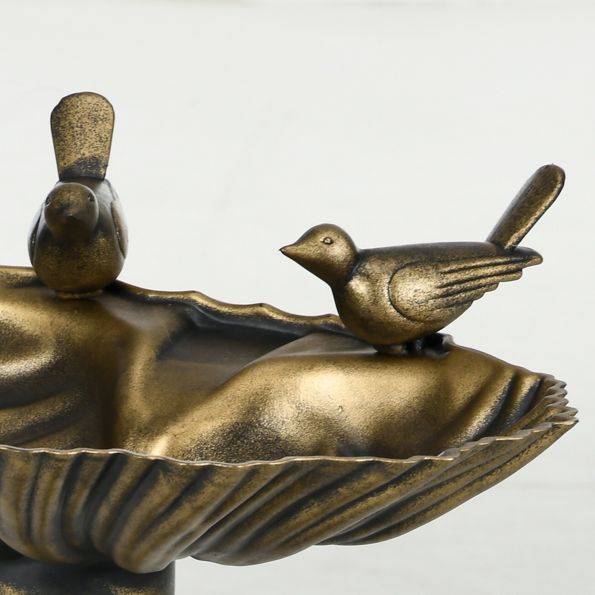 Vogeltränke, Vogelbad mit Statuen, 2 Becken, Kunststoff, antiker Look, 49,5L x 38B x 81H cm, Bronzefarben