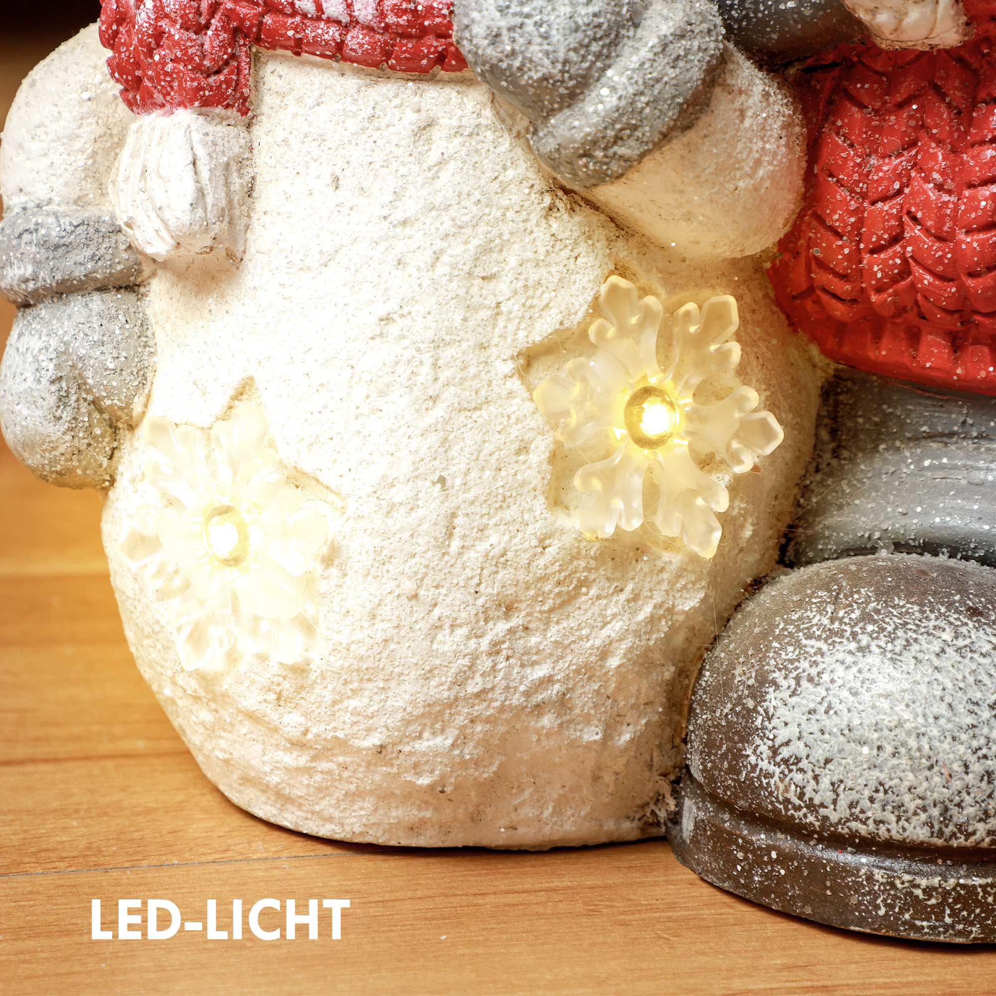 Wichtel mit Schneemann, Gartenzwerg, 4 LEDs, batteriebetrieben, 25 x 18 x 45,5 cm