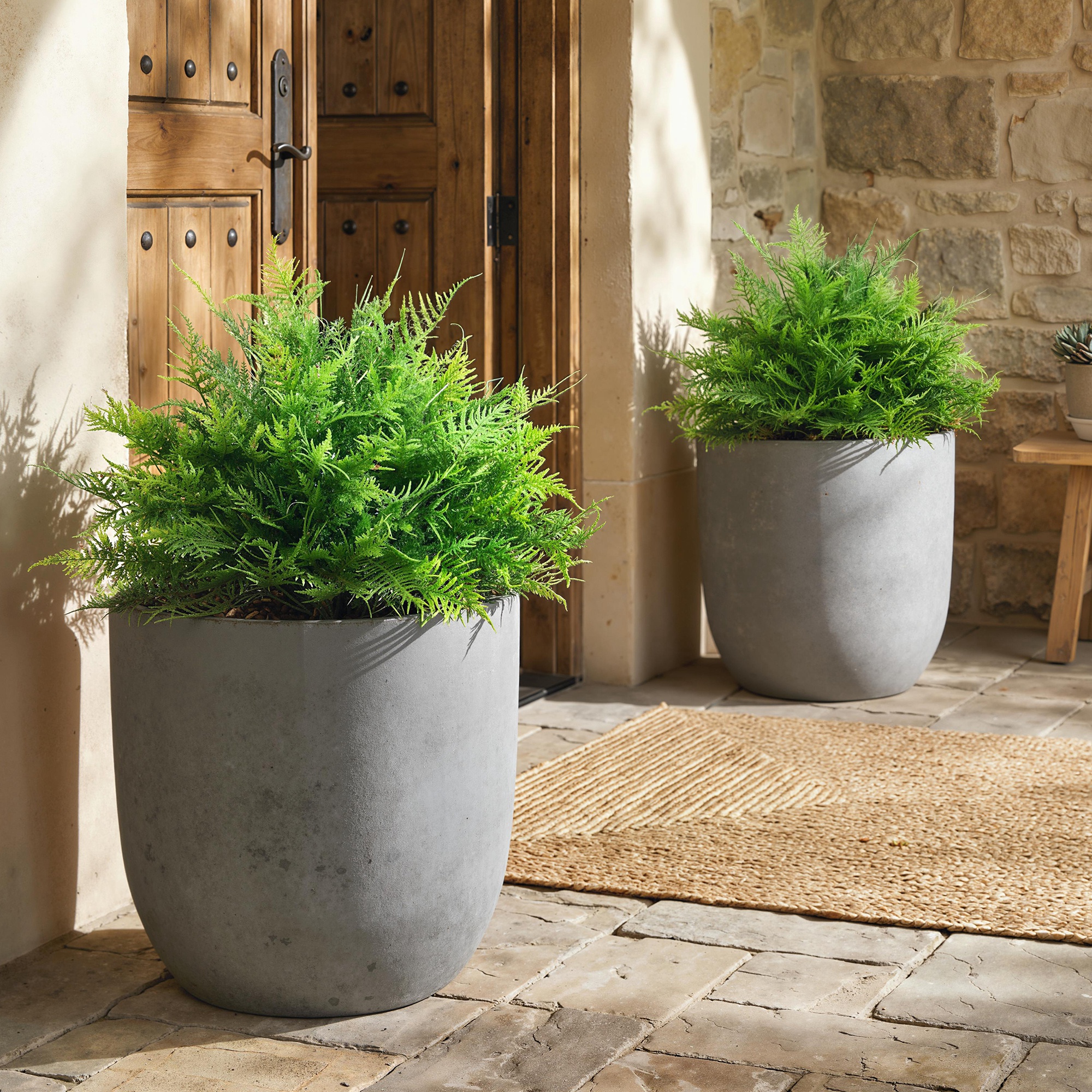 künstliche Boston-Farn-Büsche UV-beständig, Kunstpflanzen mit Stäben, Set aus 2, 60 cm für Garten, Veranda