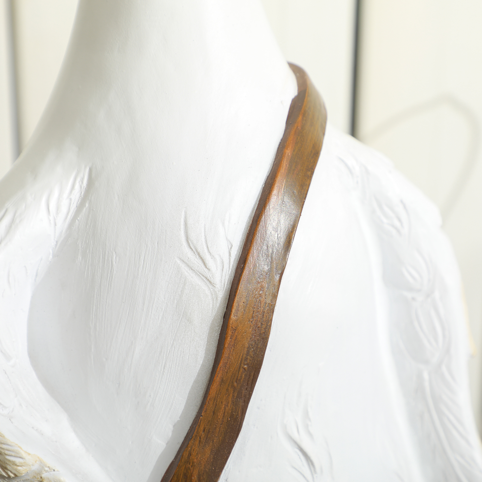 Blumentopf, Schwan mit Umhängetasche, wetterfest, 32 x 18 x 60 cm, Weiß, Braun