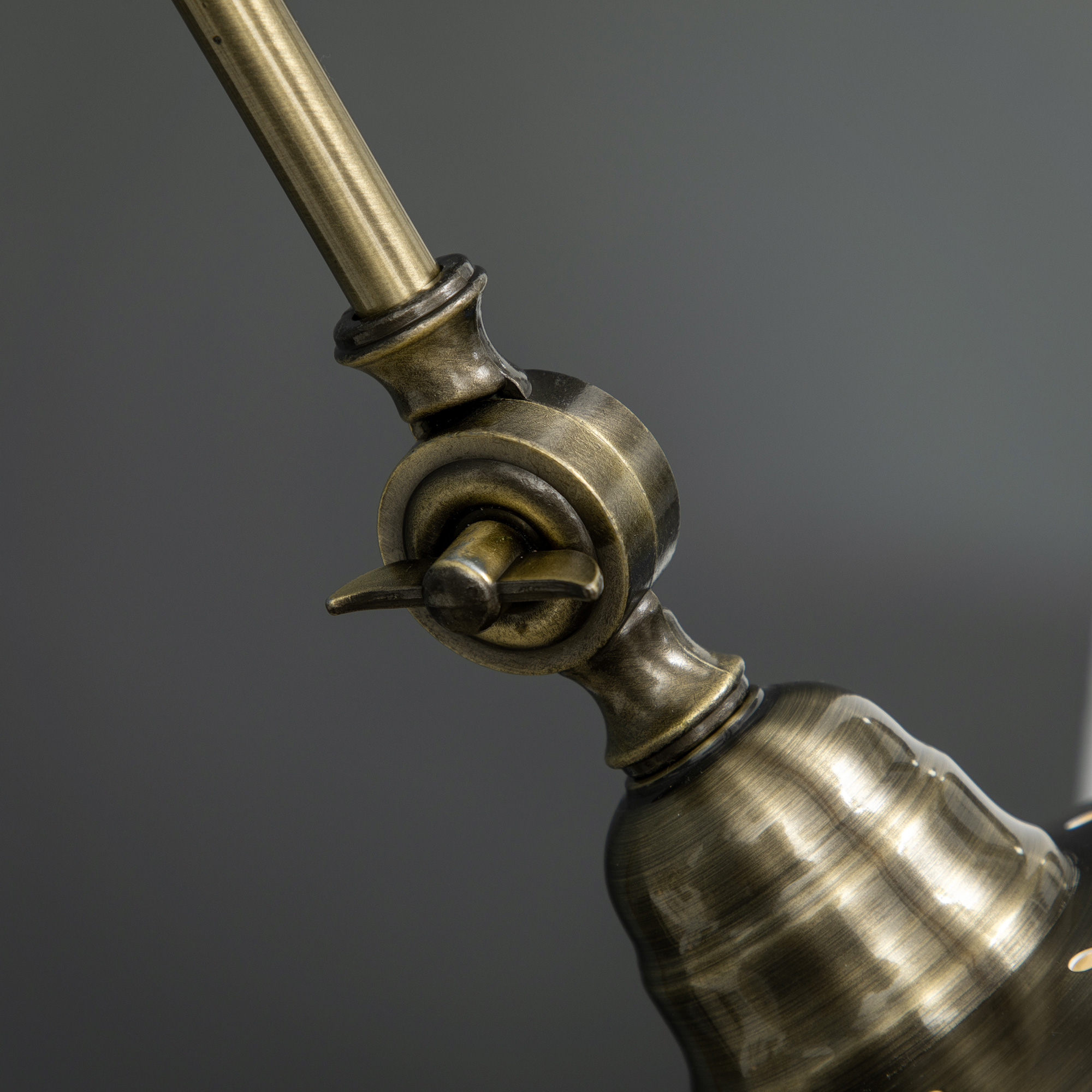 Stehleuchte im Vintage-Design, verstellbarer Winkel, Messing-Look, 42 cm x 25,5 cm x 152 cm, Bronze