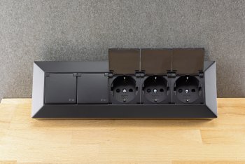 5-fach Steckdosenblock, schwarz, 250V~/ 16A, Aufbaumontage mit Klappen