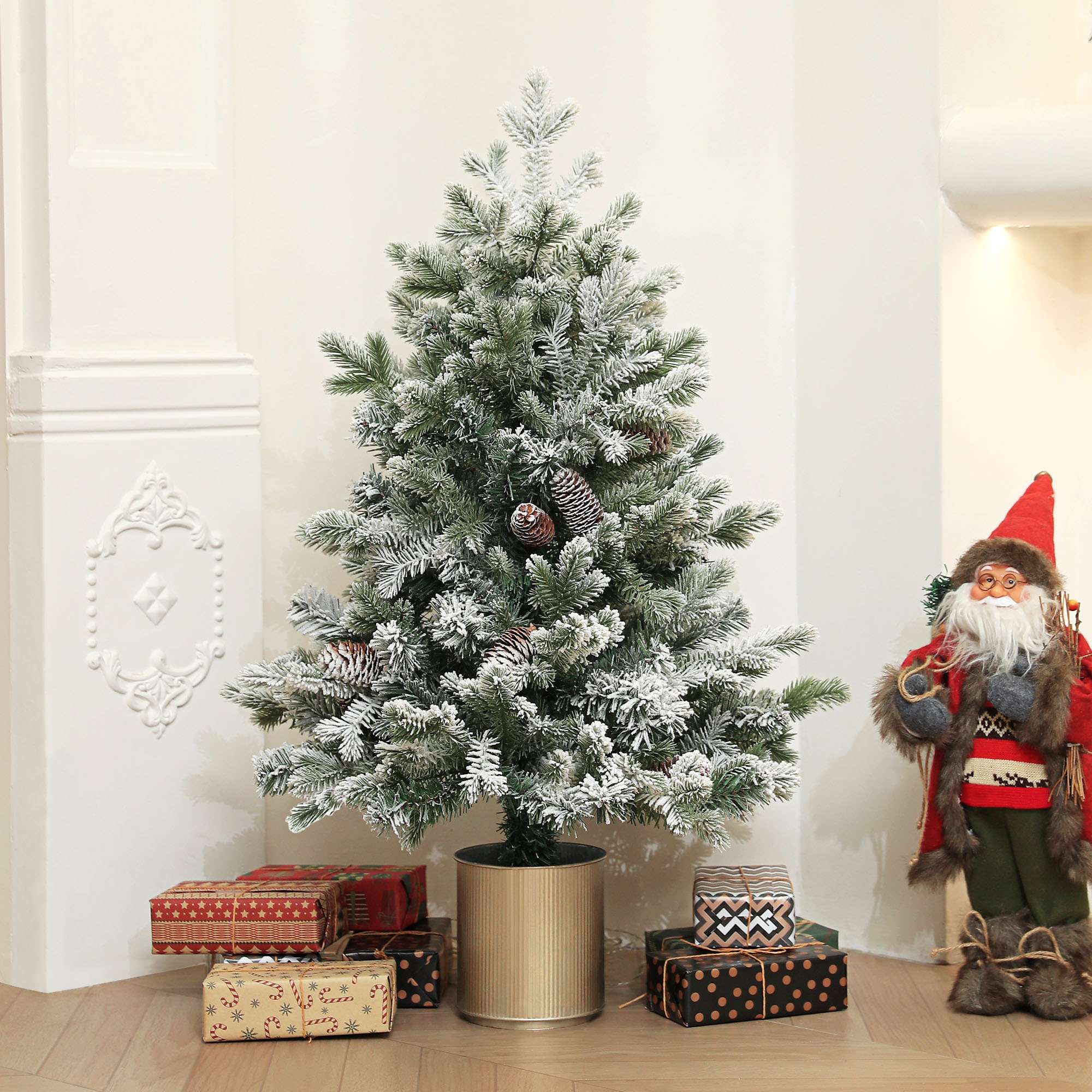 Weihnachtsbaum mit Tannenzapfen, schneebedeckt, flammenhemmend, stabil, Ø60 x 100H cm, Grün/Gold