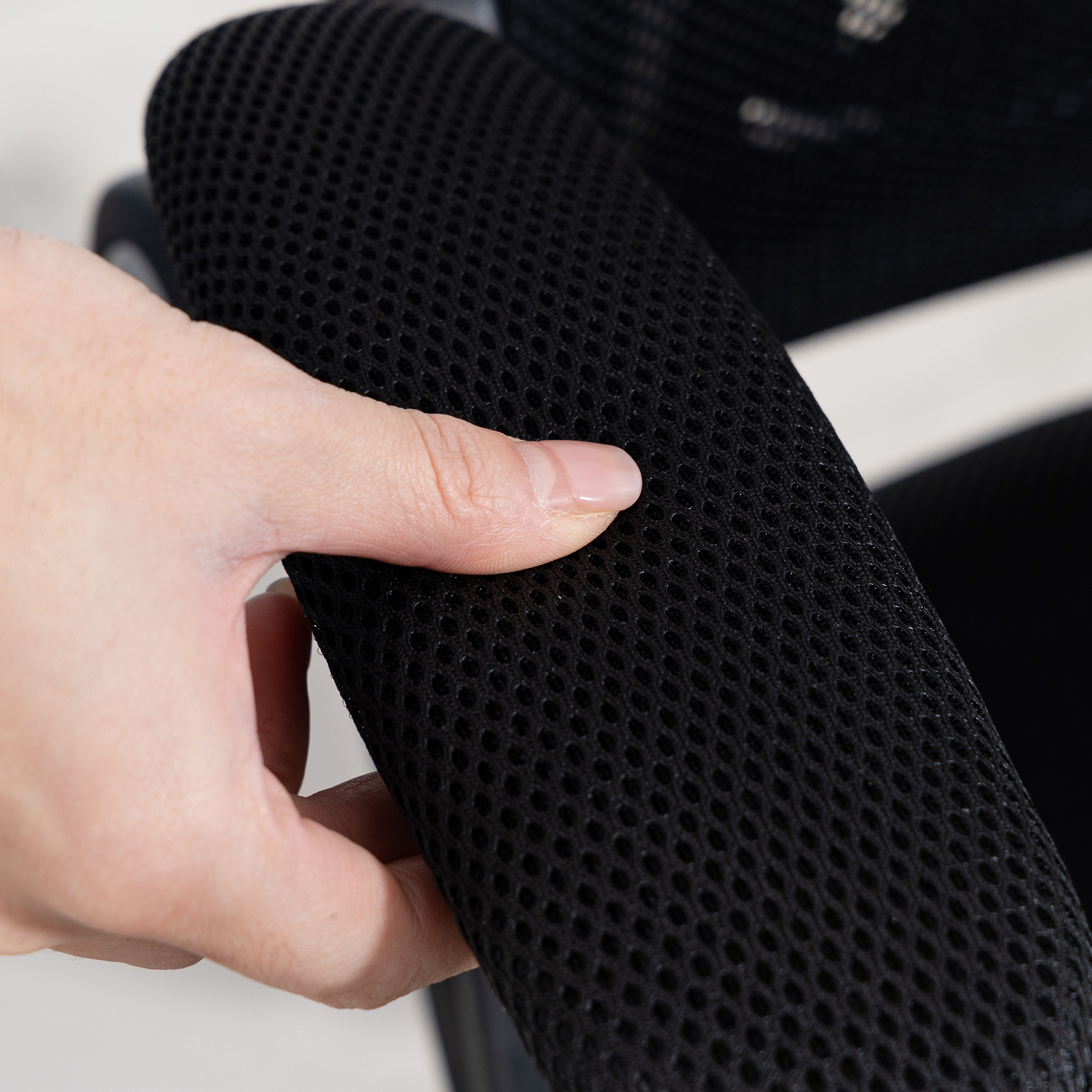 Bürostuhl Ergonomischer Höhenverstellbarer Schreibtischstuhl mit Hochklappbaren Armlehnen, Lendenwirbelstütze, Schwarz