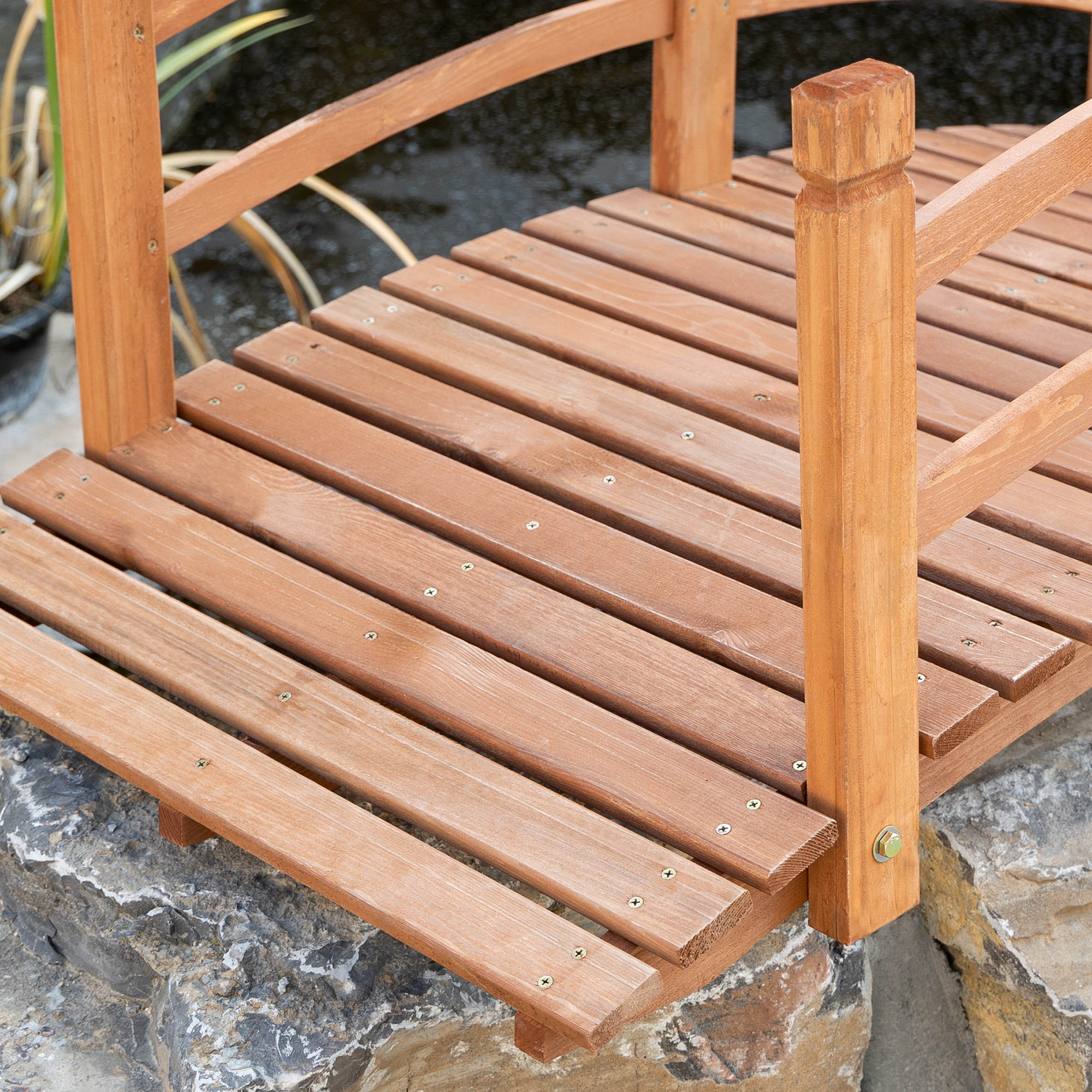 outsunny-gartenbrucke-1-85-m-holzbrucke-begehbar-holzsteg-teichbrucke-zierbrucke-mit-gelander-bis-200-kg-massivholz~844-451V01