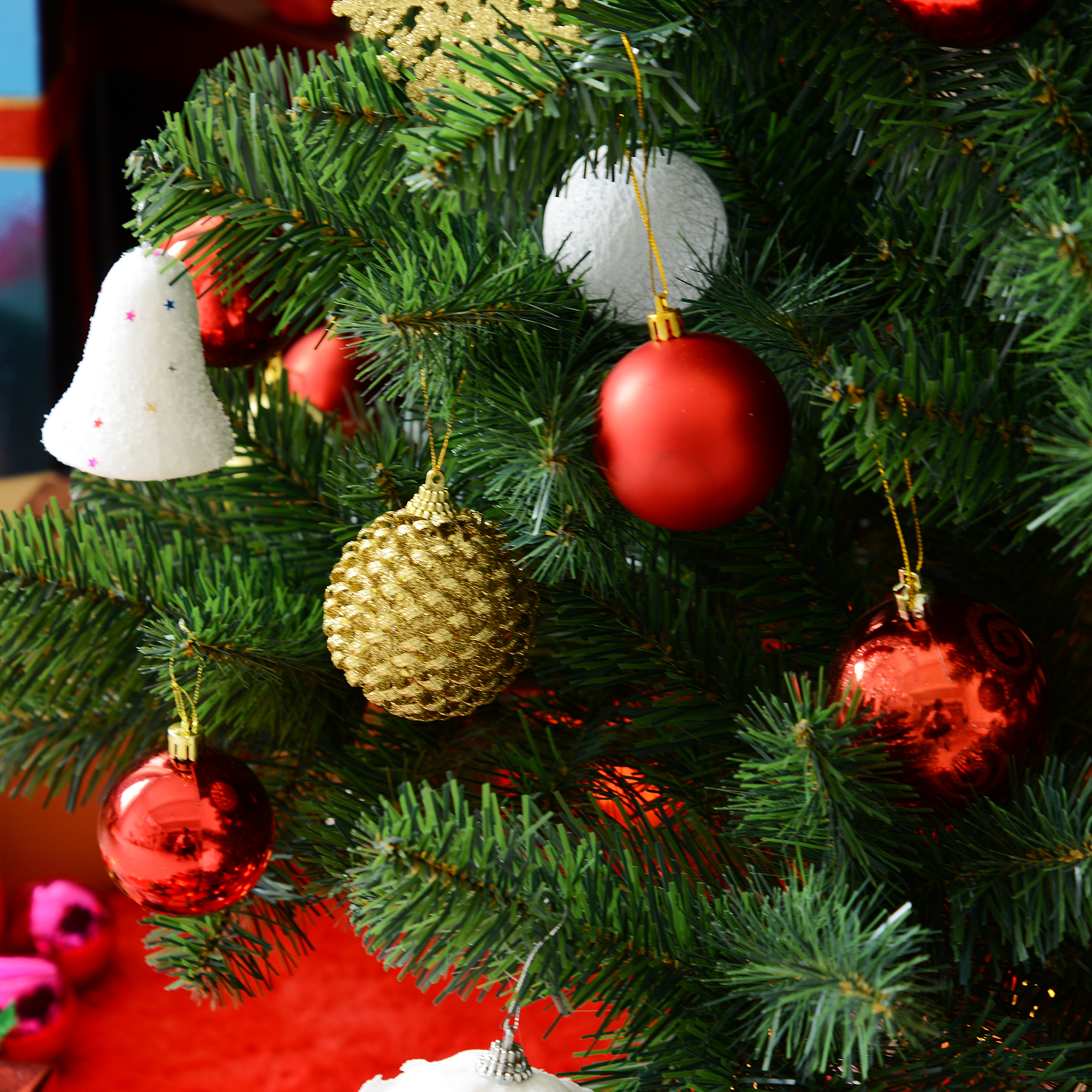 Weihnachtsbaum Kunsttanne künstlicher Christbaum, inkl, Standfuß, LED´s, 2,1 m, 1 Weihnachtsstern, Grün