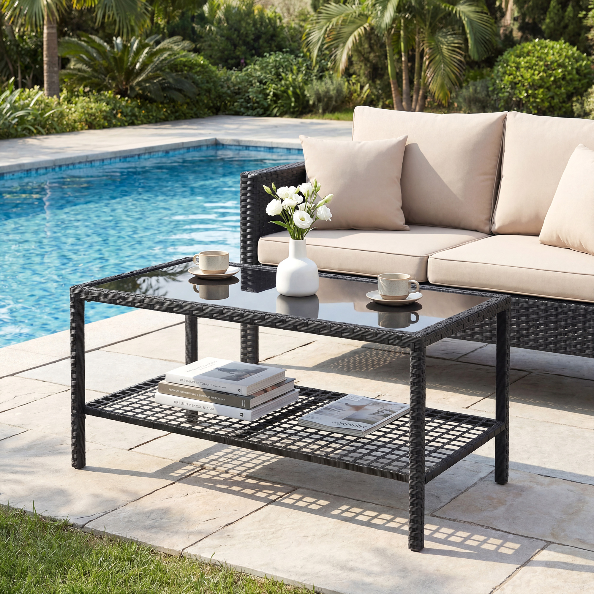 Rattan-Couchtisch, zweistufiger Outdoor-Tisch mit Ablagefach, gehärteter Glasplatte und Stahlrahmen, Schwarz