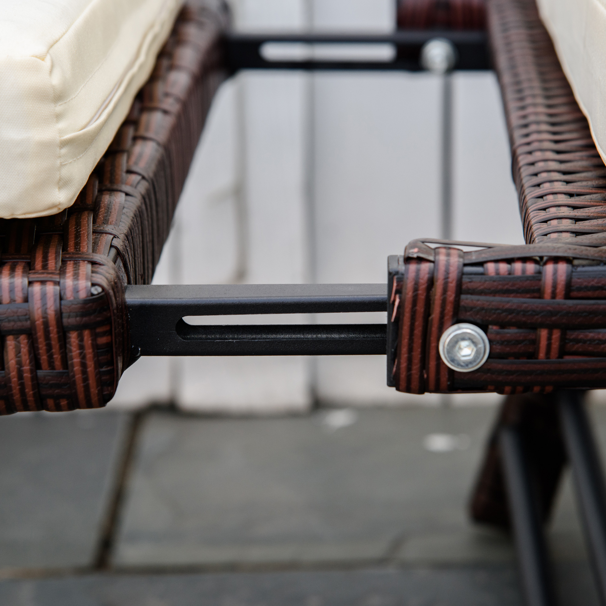 Polyrattan Gartensofa 2 Sitzer Gartenmöbel Loungesofa Gartenbank Gartenliege klappbar Armlehnen Stahl Braun 129 x 63 x 67 cm