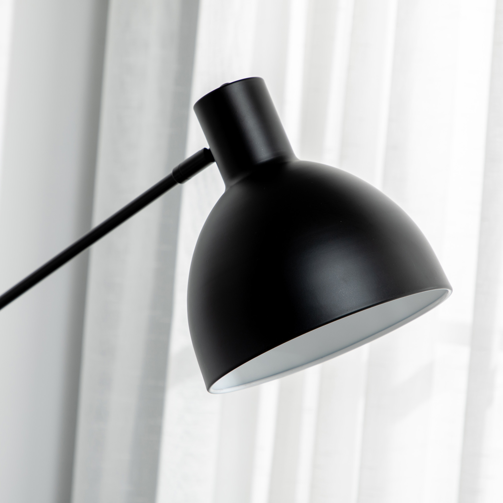 Stehleuchte im Industriedesign, höhenverstellbar, Bodenschalter; 30 m x 30 cm x 131 cm, Schwarz