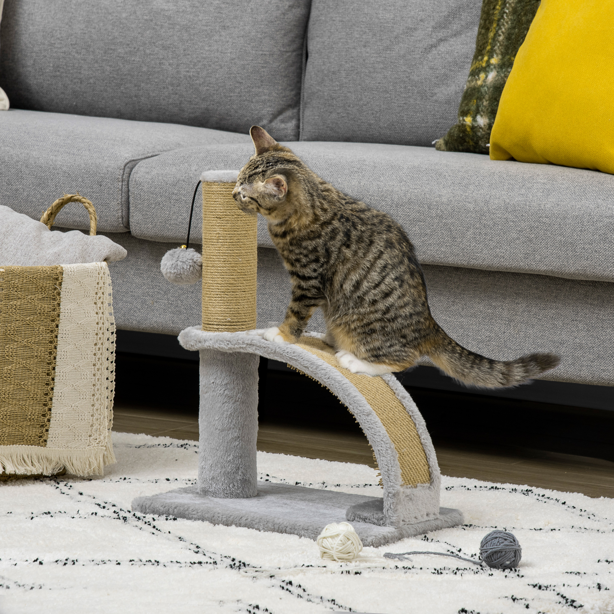 Katzenkratzbaum, Jutebespannung, hängende Kugel mit Glocke, Kratzbrett, 34L x 24B x 43H cm, Grau
