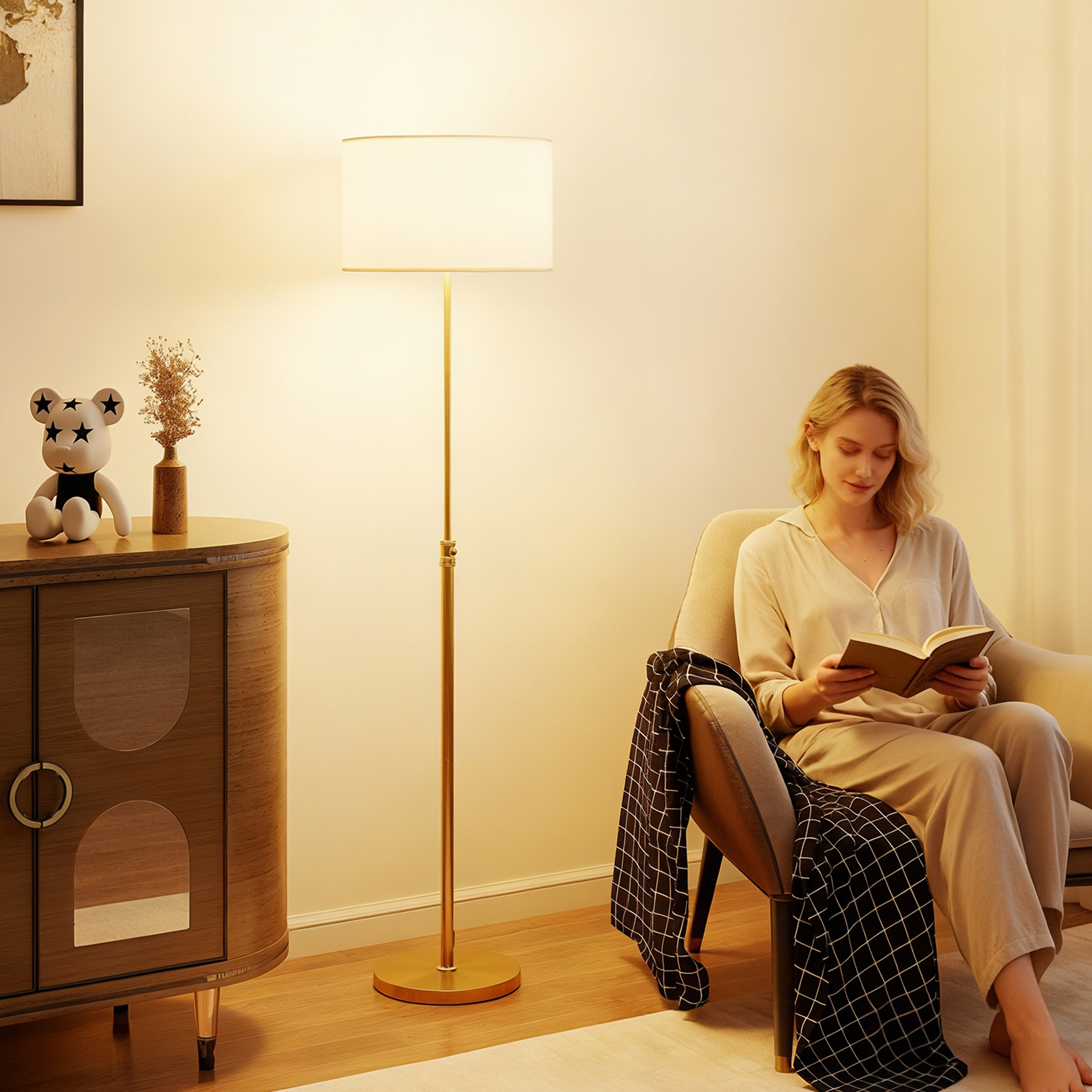 Stehlampe mit Fernbedienung, höhenverstellbar, Stoffschirm, Metallständer, anpassbare Helligkeit, Fußschalter, Goldfarben