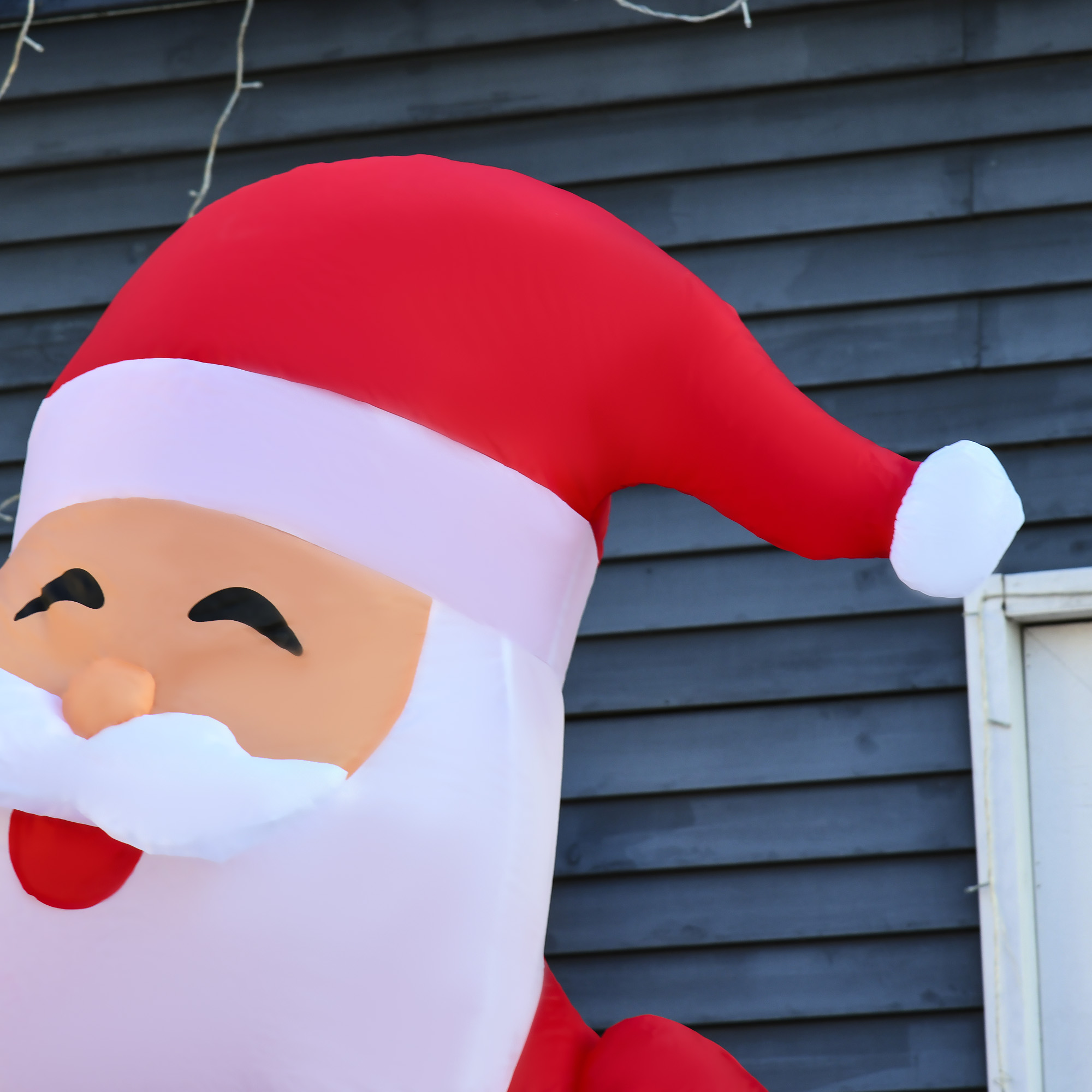 Aufblasbarer Weihnachtsmann mit LED-Beleuchtung inkl, Gebläse, Halteseilen, Bodenspieße, Sandsäcke,140cm x 85cm x 250cm