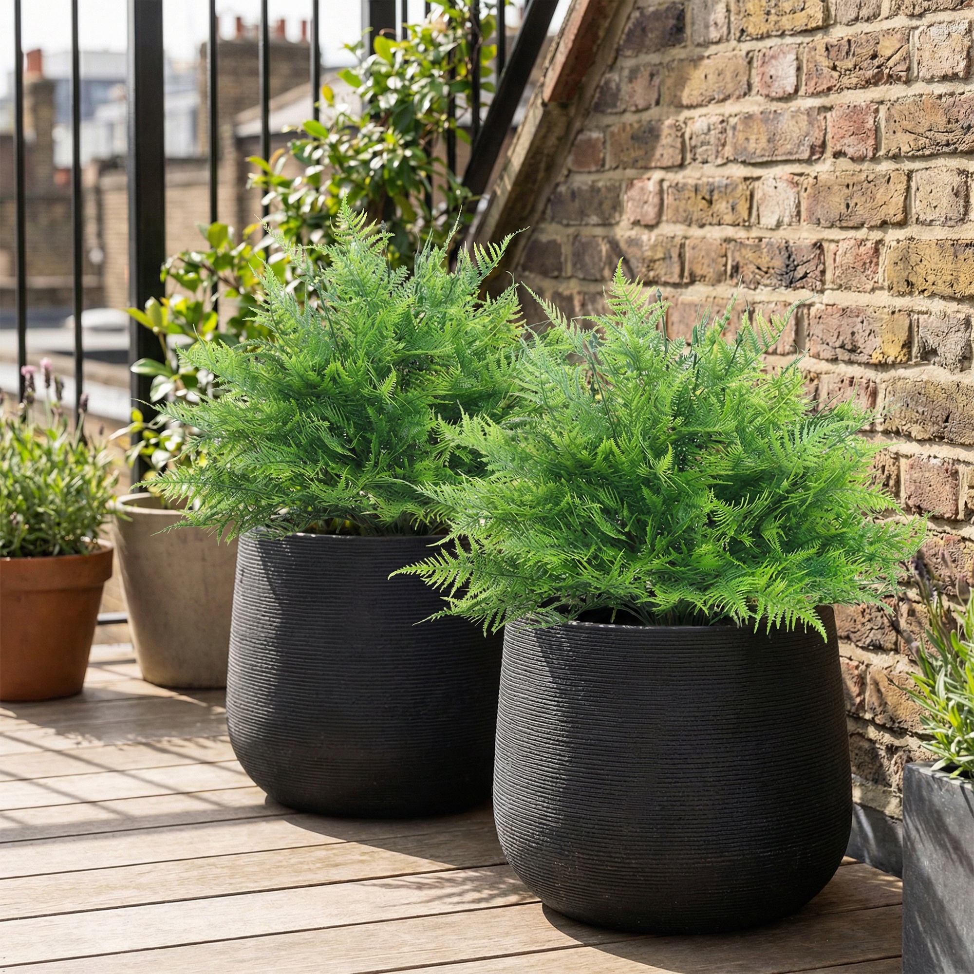 künstliche Boston-Farn-Büsche UV-beständig, Kunstpflanzen mit Stäben, Set aus 2, 60 cm für Garten, Veranda