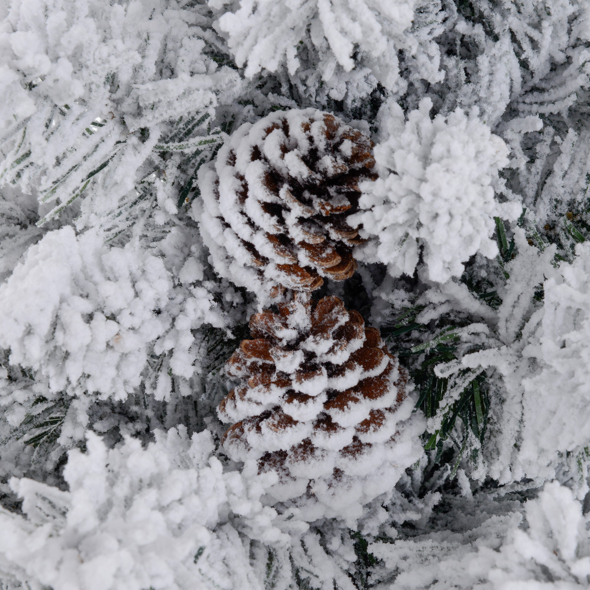 Weihnachtsbaum 92 cm, LED-Lichter, Schneezweige, Tannenzapfen, flammenhemmend, Betonfuß