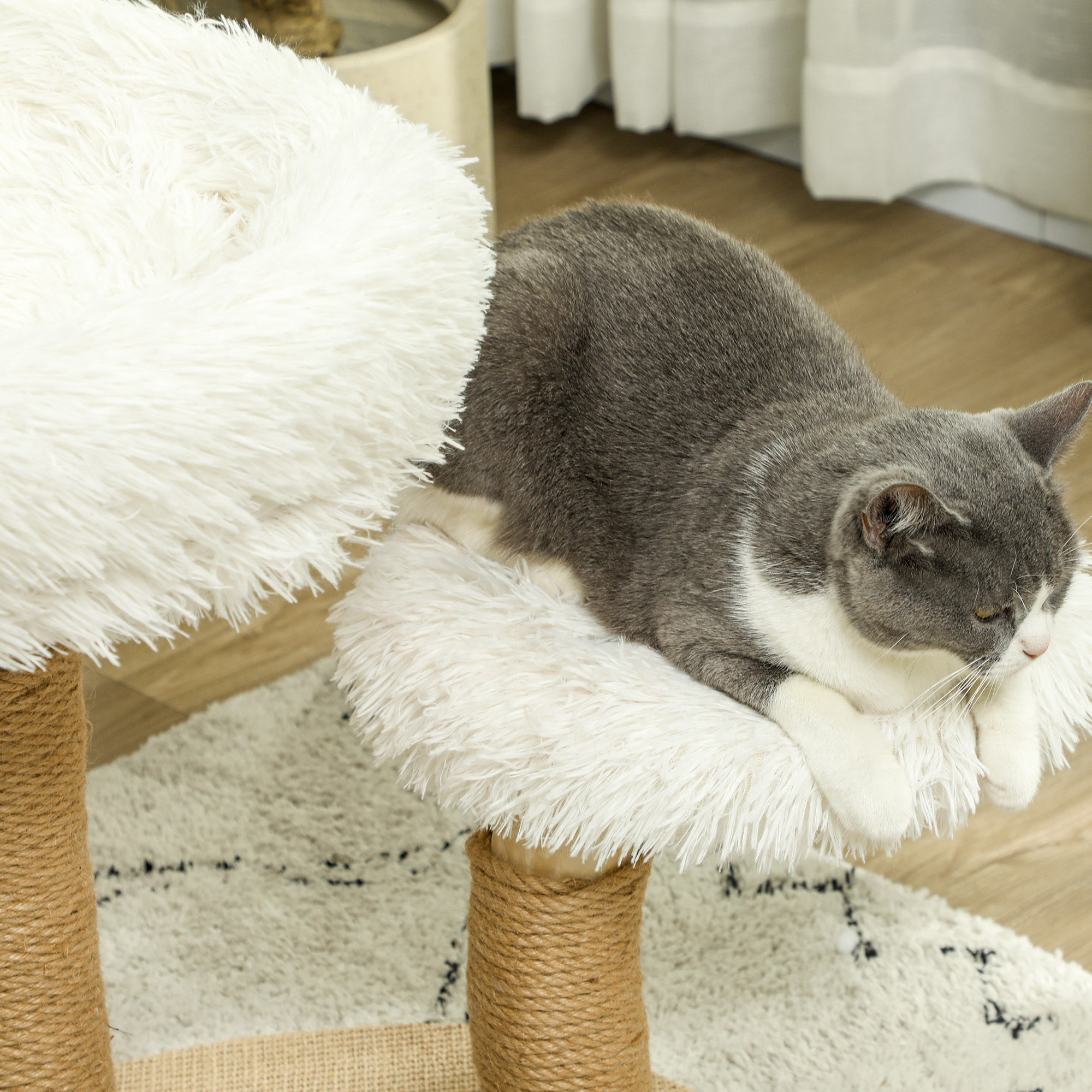 Katzenbaum, 61,5 cm, mit Katzenbett, Kratzpfosten, Sprungplattform, Spielzeugball, für Katzen bis zu 5 kg, Weiß