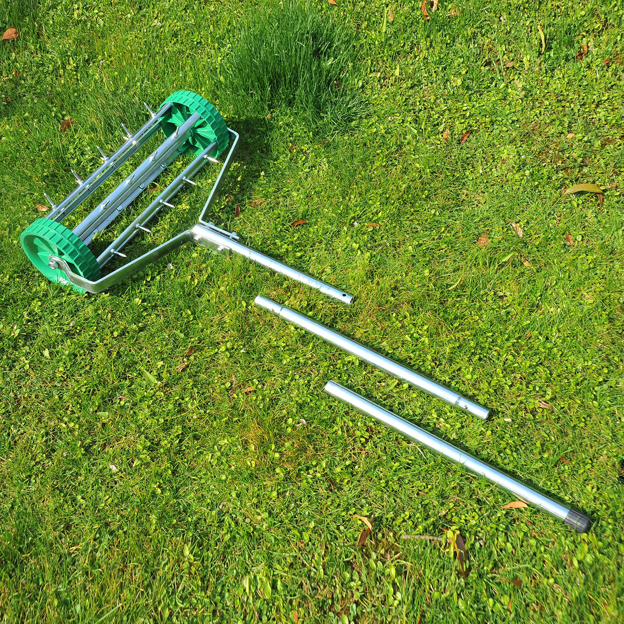 Rasenlüfter Grifflänge einstellbar Handvertikutierer Rasenbelüften Stachelwalze Rasen rollender Rasenlüfter pflegen Garten verzinktes Rohr Grün+Silber 139 x 43,5 x 15 cm