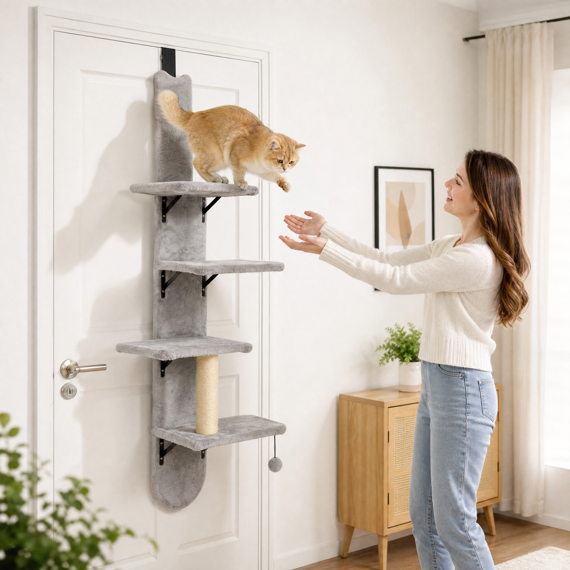 Katzenkletterwand für die Tür Wandkratzbaum mit Sisal-Kratzstamm in Hellgrau