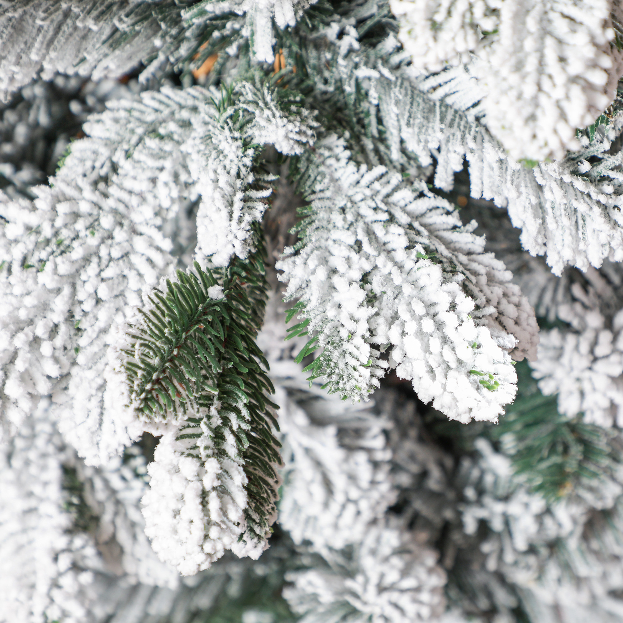 Weihnachtsbaum, Kunstschnee & Tannenzapfen, realistisch, flammhemmend, Metallfuß, 183 cm, Grün