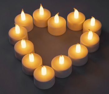 LED Teelichter, 12er Set, mit Windschutz, wiederaufladbar auf Ladestation