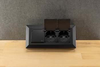 3-fach Steckdosenblock, schwarz / 250V~/ 16A, Aufbaumontage mit Klappen