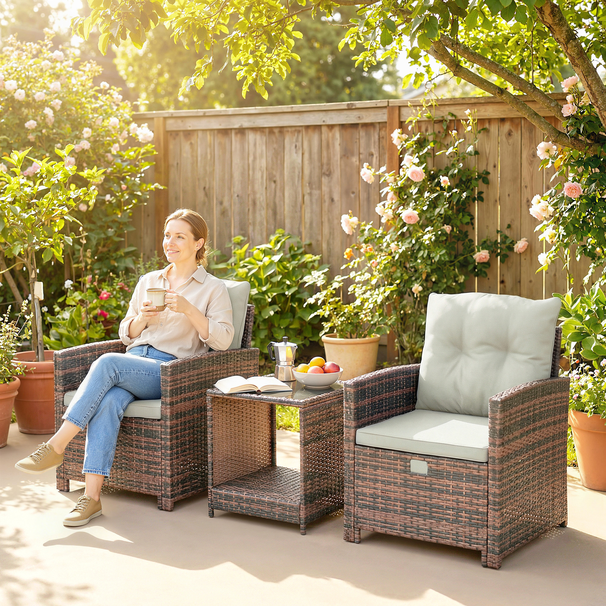 Rattan Gartenmöbel Set 5-teiliges Balkonmöbel Set mit 2 Stühle Kissen Hocker Tisch Staufach Cremeweiß